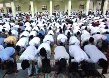 Ponpes Al-Falah Ploso Kediri Bersama Ribuan Warga Sekitar Menggelar Sholat Ied