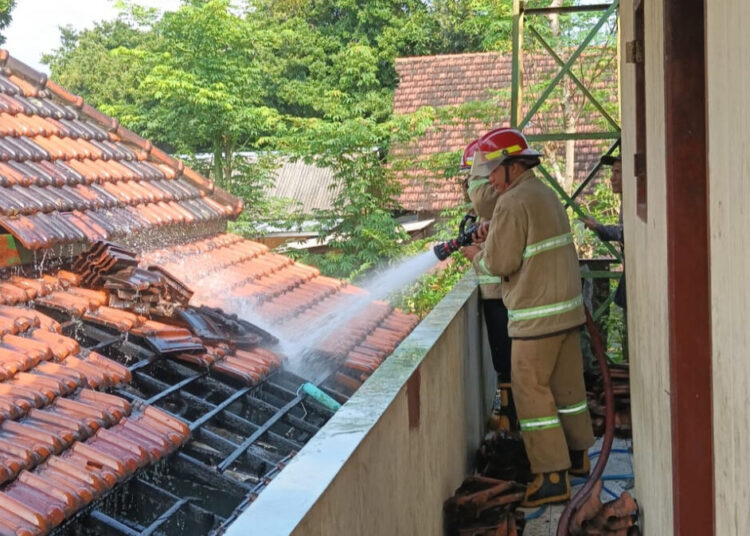 Korsleting Listrik Picu Kebakaran Rumah dan Musholla di Kediri dalam Sehari, Kerugian Capai Puluhan Juta