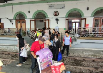 Ribuan Penumpang Berbagai Tujuan Padati Stasiun Kediri
