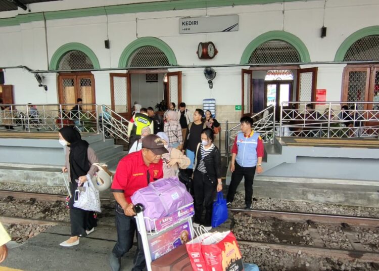 Ribuan Penumpang Berbagai Tujuan Padati Stasiun Kediri