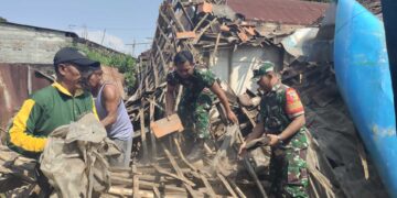 Atap Rumah Warga Ambruk Akibat Cuaca Ekstrem dan Kondisi Bangunan yang Lapuk