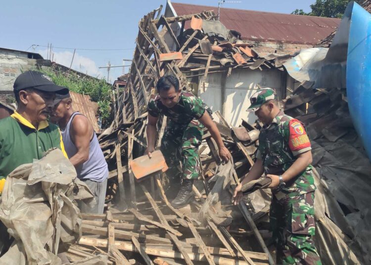 Atap Rumah Warga Ambruk Akibat Cuaca Ekstrem dan Kondisi Bangunan yang Lapuk