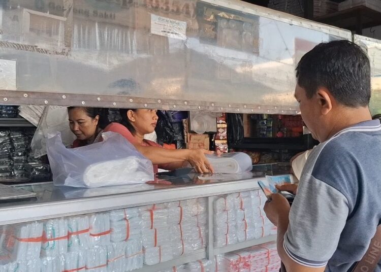 Imbas Konflik Iran-Israel, Harga Plastik di Kediri Melonjak 100 Persen