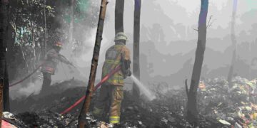 Diduga Akibat Pembakaran Sampah, Gudang Rosok di Plosoklaten Kediri Terbakar