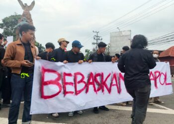 Puluhan Mahasiswa UB Kediri Demo Tuntut Keadilan untuk Andrie Yunus hingga