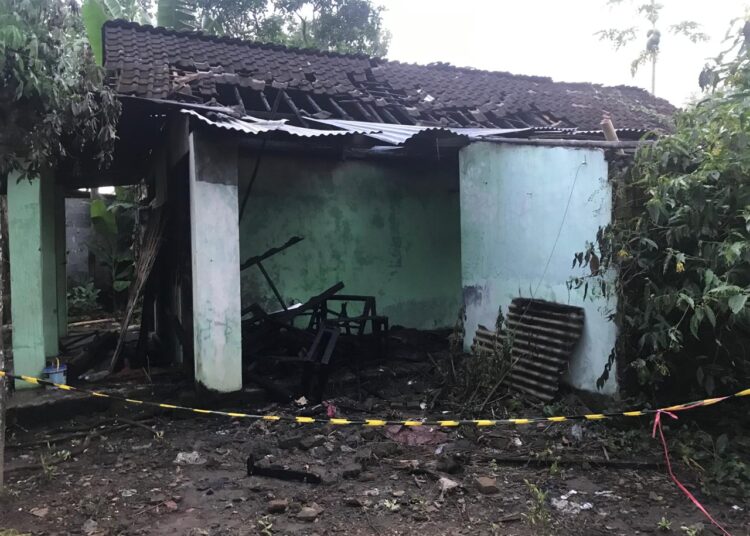 Kebakaran Hanguskan Rumah Lansia, Diduga Akibat Pembakaran Sampah