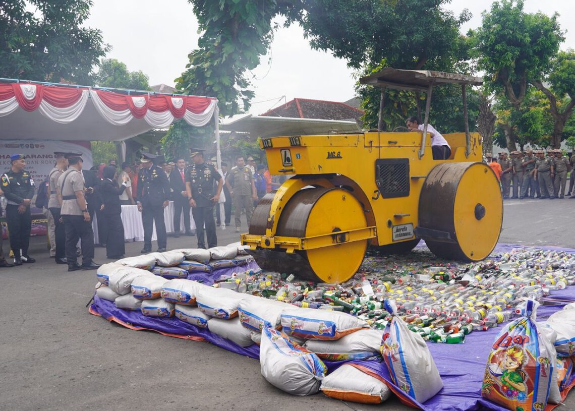 Peringatan HUT Damkarmat, Pol PP, dan Satlinmas di Kediri Diwarnai Pemusnahan Ribuan Rokok Ilegal