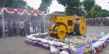 Peringatan HUT Damkarmat, Pol PP, dan Satlinmas di Kediri Diwarnai Pemusnahan Ribuan Rokok Ilegal