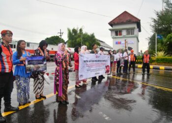 Berpakaian Kebaya, KAI Daop 7 Madiun Peringati Hari Kartini Gelar Sosialisasi Keselamatan