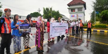 Berpakaian Kebaya, KAI Daop 7 Madiun Peringati Hari Kartini Gelar Sosialisasi Keselamatan