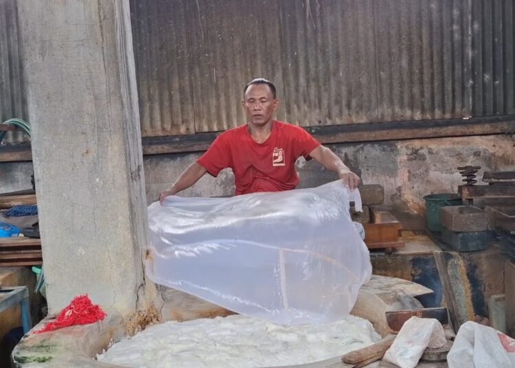 Harga Kedelai Melambung Tinggi, Perajin Tahu Kediri Keluhkan Mahalnya Biaya Produksi Hingga Penurunan Omzet
