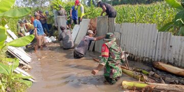 Cegah Luapan Air ke Permukiman, Babinsa dan Warga Pasang Tanggul Sungai