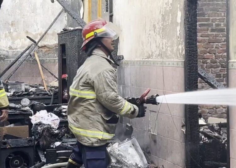 Diduga Korsleting Listrik, Rumah Warga di Banyakan Kediri Hangus Terbakar