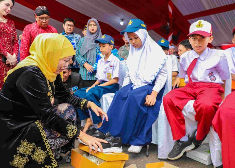 Peringatan Hardiknas 2026, Khofifah Tegaskan Komitmen Jatim Menjadi Barometer Pendidikan Nasional