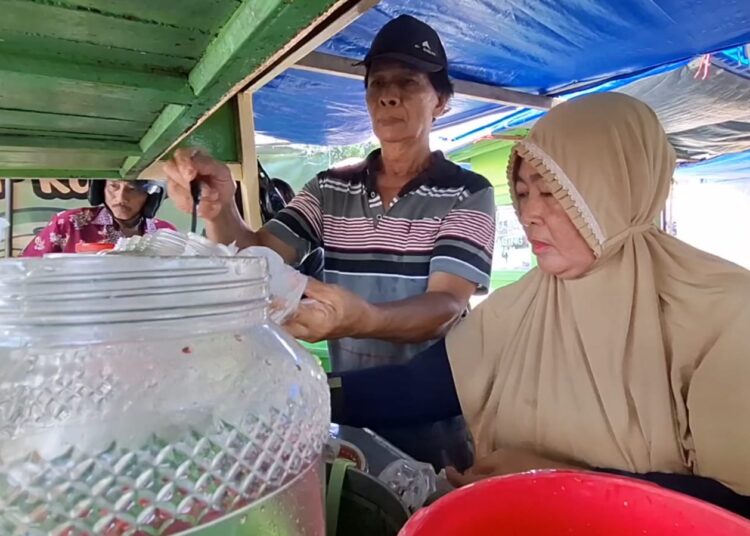 Kesegaran Klasik Es Campur Pak Cipto, Legenda Rasa di Pasar Selowarih Kediri yang Bertahan Melintas Zaman