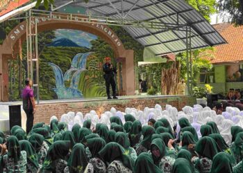 Tekan Angka Kecelakaan, KAI Daop 7 Edukasi 983 Siswa SMPN 1 Gampengrejo Terkait Keselamatan Jalur KA