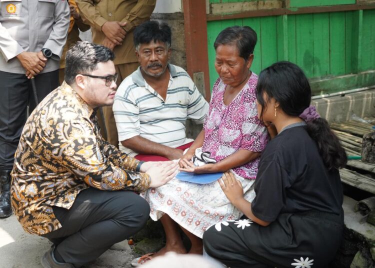 Bupati Beri Beasiswa Siswi Putus Sekolah Karena Merawat Ibu
