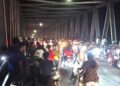 Jembatan Wijaya Kusuma Jadi ‘Pasar Malam’ Dadakan, Warga Berburu Ikan Mabuk