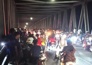 Jembatan Wijaya Kusuma Jadi ‘Pasar Malam’ Dadakan, Warga Berburu Ikan Mabuk