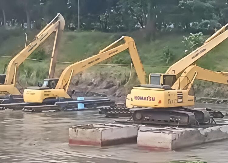 Target Selesai Sore Ini, Flushing Bendungan Wlingi dan Lodoyo Blitar Gelontor 600 Ribu Meter Kubik Sedimen