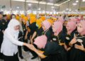 Gubernur Khofifah Salurkan BLT DBHCHT Rp 901 Juta untuk Buruh Pabrik Rokok di Bojonegoro