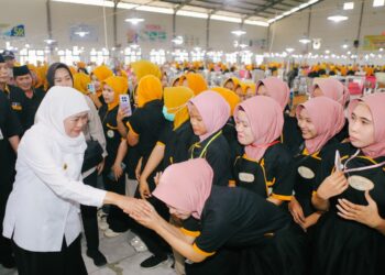 Gubernur Khofifah Salurkan BLT DBHCHT Rp 901 Juta untuk Buruh Pabrik Rokok di Bojonegoro