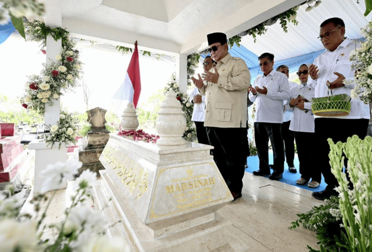Khidmat dan Penuh Makna, Presiden Prabowo Berziarah ke Makam Marsinah