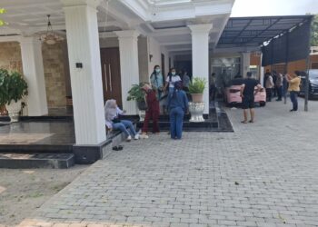 Diduga Tipu Belasan Warga hingga Rp10 Miliar, Rumah Istri Oknum Polisi di Kediri Digeruduk Korban Arisan Bodong