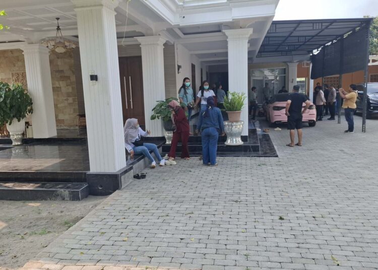 Diduga Tipu Belasan Warga hingga Rp10 Miliar, Rumah Istri Oknum Polisi di Kediri Digeruduk Korban Arisan Bodong