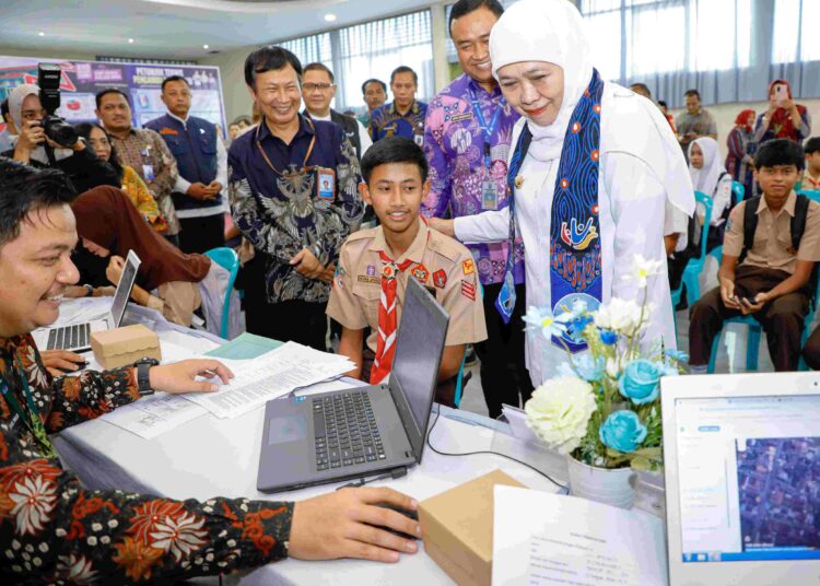 Pantau SPMB di Madiun, Gubernur Khofifah Pastikan Proses Verifikasi Lancar dan Nyaman