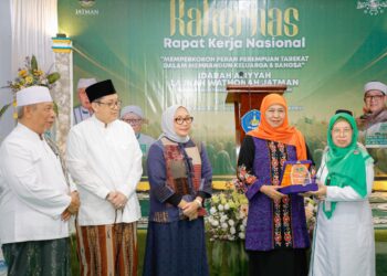 Khofifah dan Menteri PPPA Dorong Perempuan Tarekat Jadi Benteng Penahan Pinjol Ilegal