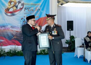 HUT Bhayangkara ke-80 Bupati Kediri Terima Penghargaan atas Sinergitas dengan Polri