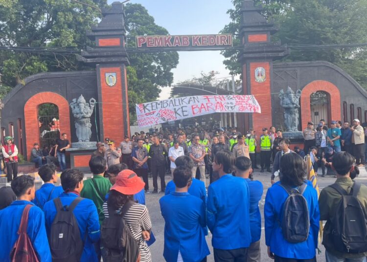 Aliansi Mahasiswa Kediri Demo DPRD Tuntut Evaluasi Program Makan Gratis hingga Proyek Geothermal