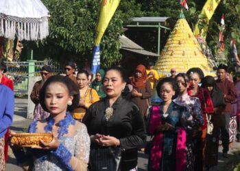 Peringati Suroan, Ratusan Warga Toyoresmi Kediri Berebut 10 Gunungan Tahu Kuning dan Cabai