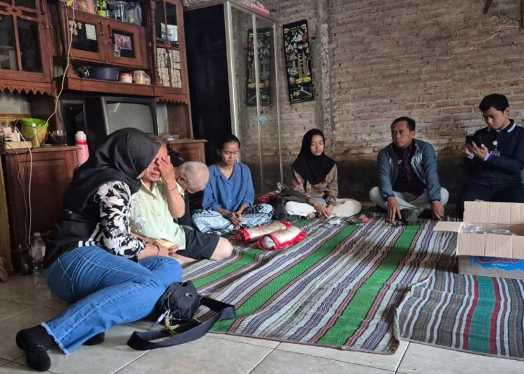 Jenguk Korban Kecelakaan KA Logawa, KAI Daop 7 Madiun Berikan Santunan