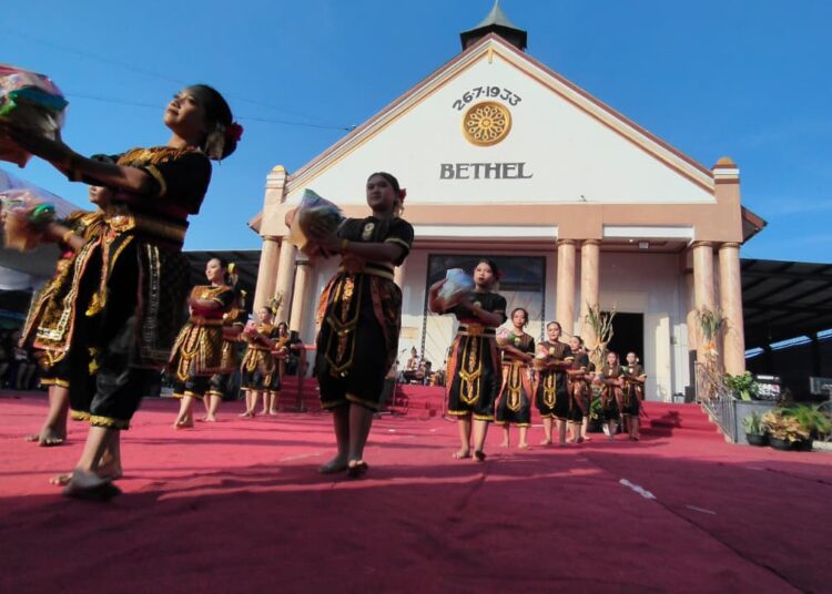 Tradisi Undhuh-undhuh GKJW Sidorejo: Ribuan Warga Kediri Mengarak dan Lelang Hasil Bumi