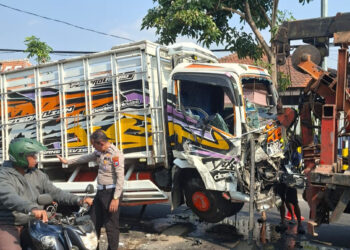 Truk Oleng dan Terguling di Kediri, Jalan Raya Sukarno Hatta Sempat Macet