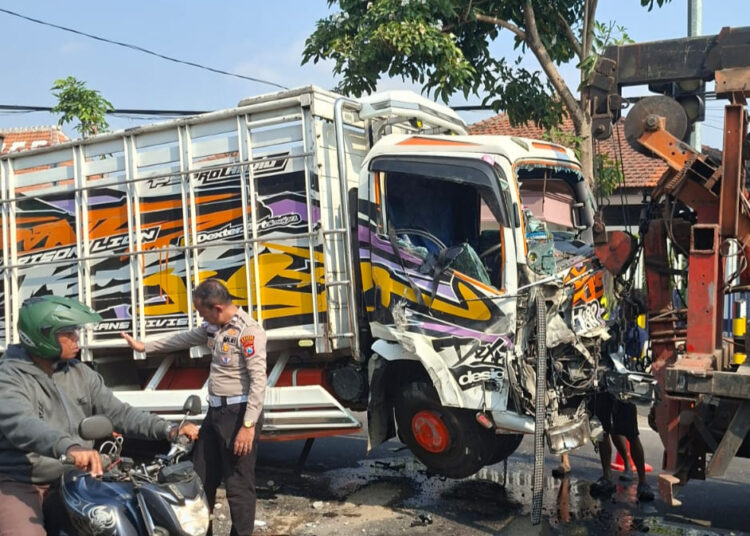 Truk Oleng dan Terguling di Kediri, Jalan Raya Sukarno Hatta Sempat Macet