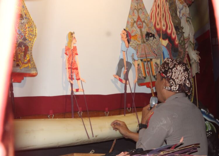 Filosofi Pagar Mangkok: Saat Wayang Kulit Jadi Pemersatu Tetangga di Kediri