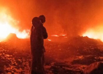 Diduga Dipicu Pembakaran Sampah, Gudang Rosok Plastik di Wates Kediri Ludes Terbakar