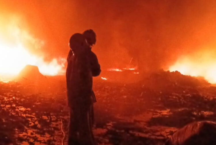 Diduga Dipicu Pembakaran Sampah, Gudang Rosok Plastik di Wates Kediri Ludes Terbakar