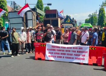 Saling Bertolak Belakang, Massa Petani Kelud dan SPSI Geruduk Kantor Perhutani Kediri