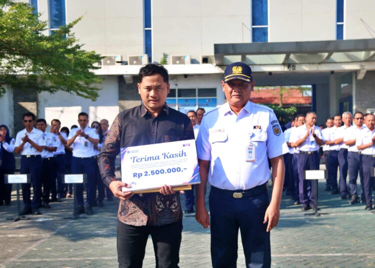 Preventif Kecelakaan di Perlintasan Mengkreng, Aris Susanto Terima Penghargaan dan Uang Pembinaan dari KAI Daop 7