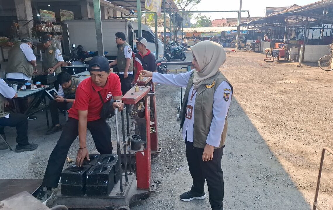 Cegah Kecurangan Jual Beli, Pemkot Kediri Gelar Sidang Tera Ulang Timbangan Pedagang di Pasar Tradisional