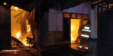 Pemilik Rumah Mengalami Luka Bakar, Kebakaran Lumpuhkan Garasi dan Bangunan Utama