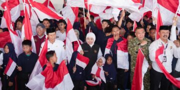 Gelorakan Semangat Kemerdekaan, Gubernur Khofifah dan Danjen Akademi TNI Bagikan Ratusan Bendera di Pasuruan