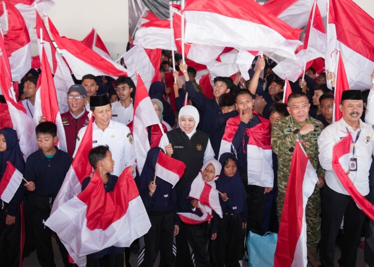 Gelorakan Semangat Kemerdekaan, Gubernur Khofifah dan Danjen Akademi TNI Bagikan Ratusan Bendera di Pasuruan