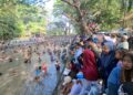 Ribuan Warga Kediri Serbu Sumber Gundi demi Tradisi ‘Grobyak Ikan’ HUT ke-81 RI