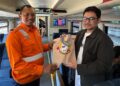 PT KAI Daop 7 Madiun Bagikan Suvenir dan Sapa Penumpang di Stasiun Madiun pada Hari Pelanggan Nasional