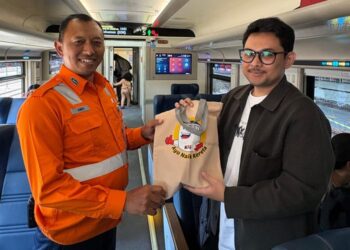 PT KAI Daop 7 Madiun Bagikan Suvenir dan Sapa Penumpang di Stasiun Madiun pada Hari Pelanggan Nasional